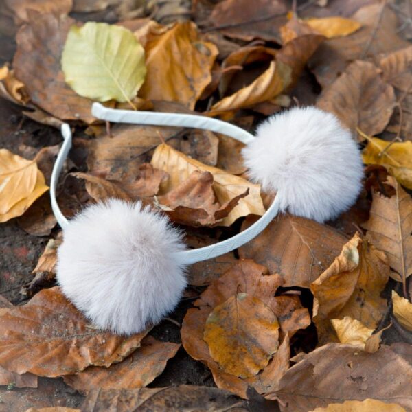NORA -  Hårbøjle m/faux pels Pom Pom - Image 4