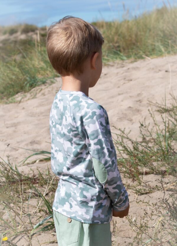 Storm Short Pants Noah Long slv T shirt 3 | SS21 Noah bluse med albue lapper i green camou print
