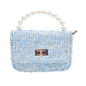 Den fineste Gigi boucle mini taske i meleret lyseblå, med flot perlehåndtag og gylden kæde skulder rem fra Little Wonders